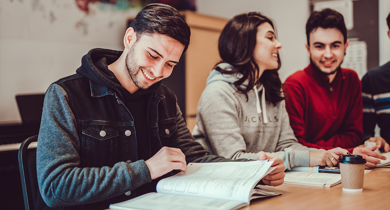 Intensive English course for adults • Study English at LAL